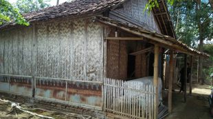 Salah satu rumah tidak layak huni (RTLH) di Kelurahan Pasar Batang, Brebes, yang hingga kini masih belum selesai dikerjakan (dok. KM)