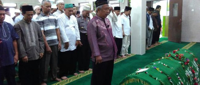 Kapolsekta Bogor Utara Kompol Wawan bersama warga Ciluar salat jenazah untuk tokoh masyarakat Ciluar, H. Safaat (dok. KM)