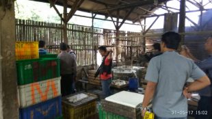 Polsek Cigudeg saat melakukan pemeriksaan di pengolahan tahu yang diduga memakai boraks (dok. KM)