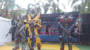 Robot Transformers menghibur pengunjung Depok Fantasi Water Park, Rabu 28/6 (dok. KM)