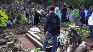 Peziarah mendatangi pemakaman umum di Kp. Astana, Desa Cibenteng, Ciampea (dok. KM)
