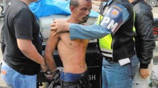 Aparat keamanan menahan M. Ali, sopir kendaraan pick-up yang ditemukan bermuatan 10 karung Ganja di Lampung, MInggu 2/7 (dok. KM)