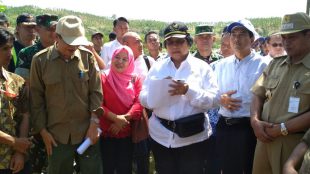 Mentri LHK Siti Nurbaya Bakar beserta rombongan saat meninjau lokasi kawasan hutan program IPHPS Di Desa Gongseng, Pemalang (dok. Korem 071)