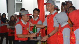 Gubernur Jawa Tengah Ganjar Pranowo menyerahkan penghargaan kepada pejuang lingkungan (dok. KM)