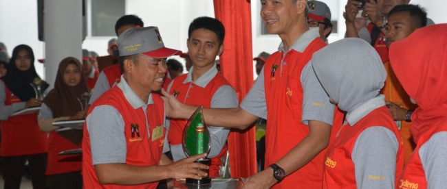 Gubernur Jawa Tengah Ganjar Pranowo menyerahkan penghargaan kepada pejuang lingkungan (dok. KM)