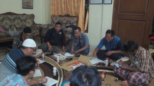 Panitia Lebaran Betawi KOASI saat membahas pelaksanaan acara di Sekretariat YASFI, Minggu 30/7 (dok. KM)