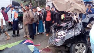 Warga berkerumun di sekitar lokasi tragedi kecelakaan di tanjakan Ciherang Pondok, Caringin, Senin 10/7 (dok. KM)