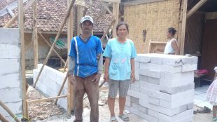 Warga penerima bantuan BSPS dari Kementerian Perumahan Rakyat di Desa Tegalwangi, Jasinga (dok. KM)
