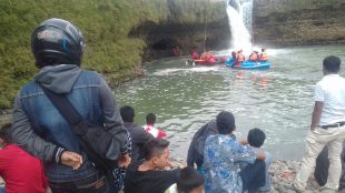 Proses pencarian jenazah korban bunuh diri di Curug Leuwiasih, Citeureup, Minggu 9/7 (dok. KM)