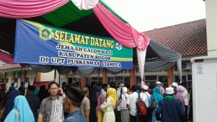Calon Jamaah Haji Kabupaten Bogor Memadatai Puskesmas Ciampea untuk pemeriksaan kesehatan, Selasa 11/7 (dok. KM)