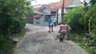 Perbaikan jalan di desa Sukamantri, Kecamatan Tamansari, Bogor (dok. KM)