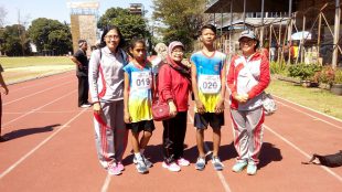 Kepsek SDN PGS 2 (kiri) Ermerita dan Kepsek SDN Tugu 9 Nani (tengah) saat mendampingi Juara 2 & 3 O2SN tingkat Provinsi Jawa Barat di Bandung (dok. KM)