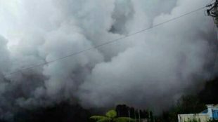 Masyarakat terlihat panik saat melihat letusan freatik di kawasan wisata Dieng, Jawa Tengah 2/7 (dok. Unknown)