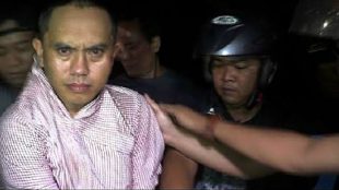 Mantan Anggota DPRD Kota Depok, Ervan Teladan saat digelandang polisi usai ditangkap dalam kasus penyalahgunaan narkoba (dok. KM)