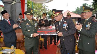 Kapolres Banyumas AKBP Azis Andriansyah (kedua dari kanan) menerima kejutan hadiah kue ulang tahun dari Danrem 071/Wk Kolonel Inf Suhardi (dok. KM)