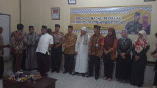 Lurah Tugu, Syaiful Hidayat, beserta Camat Cimanggis bersalaman pada warga dan RW dan tokoh masyarakat (dok. KM)
