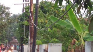 Kabel listrik yang menggantung kendor dan dapat dijangkau tangan anak-anak di depan Masjid Hidayatulloh, Jatiwarna (dok. KM)