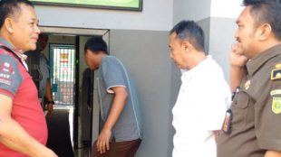 Usai ditetapkan sebagai tersangka kasus korupsi, Kades IS dgelandang ke Lapas Pondok Rajeg, Cibinong (dok. KM)