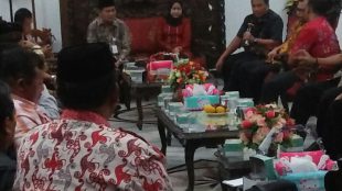 Bupati Brebes Idza Priyanti dan Wakil Bupati saat acara audensi bersama sepuluh perwakilan kepala desa Kabupaten Brebes di Pendopo Bupati, Jumat 14/7/2017 (dok. KM)