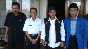 Kades Gunung Bunder 2, Juanda (kedua dari kiri) bersama tokoh masyarakat (dok. KM)