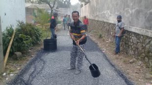 Kepala Desa Kalongsawah Kecamatan Jasinga, Engkus Kusmawan, terjun langsung dalam pembangunan jalan Desa. ( dok. KM)
