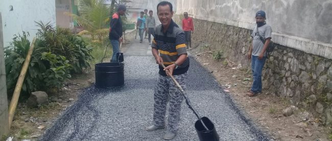 Kepala Desa Kalongsawah Kecamatan Jasinga, Engkus Kusmawan, terjun langsung dalam pembangunan jalan Desa. ( dok. KM)