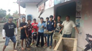 Kades Sukamantri, Kecamatan Tamansari bersama warga usai Kerja Bakti, Minggu 23/7 (dok. KM)