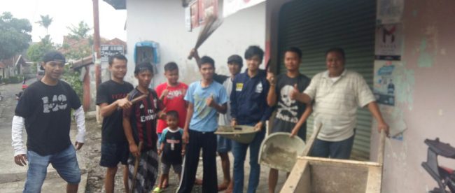Kades Sukamantri, Kecamatan Tamansari bersama warga usai Kerja Bakti, Minggu 23/7 (dok. KM)