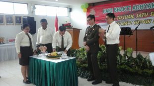 Kajari Kota Bogor Raden Teguh Darmawan potong tumpeng pada acara Bhakti Adhiyaksa ke-57 (dok. KM)