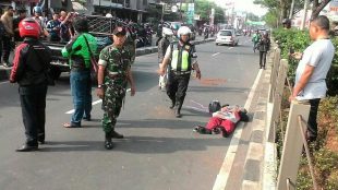 Serda Slamet Widodo saat membantu evakuasi korban kecelakaan tunggal di Jl. Margonda, Depok, Minggu 9/7 (dok. KM)