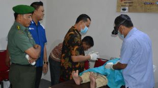 Kasilogrem 071/Wk Letkol Fajari memantau khitanan salah satu peserta acara khitanan massal di hotel Meotel Purwokerto, Minggu 9/7 (dok. Korem 071/Wk)