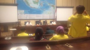 Pimpinan dan anggota Pansus Angket KPK berdialog dengan perwakilan mahasiswa yang berunjuk rasa, Jumat 7/7 (dok. KM)