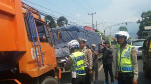 Petugas dari Polres Bogor memeriksa kelayakan truk saat razia gabungan di Caringin, Bogor, Selasa 11/7 (dok. KM)