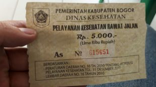 Bukti retribusi Puskesmas Rp.5000, namun wali murid mengaku membayar Rp.20.000 untuk mendapatkan surat keterangan kesehatan (dok. KM)