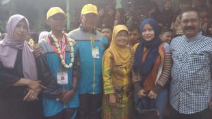 Kanan-kiri: Ketua Komita SDN Tugu 9 S. Riyadi, Dewi Mustika, Nani Rukmini, pelatih Selamet, Rahma Rifaldi dan orangtuanya (dok. kM)