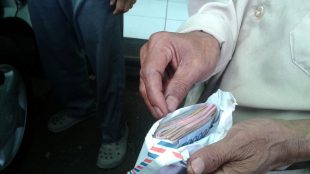jili disaat melihatkan Jili, warga Desa Lemah Duhur, memperlihatkan uang bantuan RTLH tahun 2014 yang baru diterima olehnya minggu lalu (dok. KM)