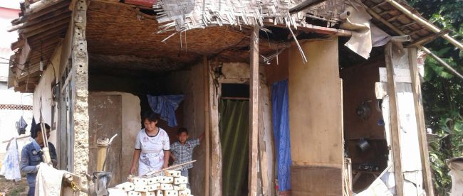 Rumah milik Ukar Sukarda, warga Ciadeg, Kecamatan Cigombong, yang runtuh akibat diterjang angin puting beliung, Sabtu 1/7 (dok. KM)