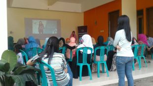 Sosialisasi Pap Smear kepada warga Desa Puspanegara, Citeureup, Bogor 19/7 (dok. KM)
