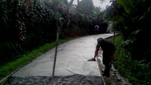 Proses pengecoran jalan di Desa Sukaluyu, Kecamatan Tamansari (dok. KM0