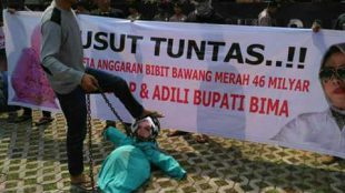 Unjuk rasa warga menuntut penindakan terhadap dugaan korupsi pengadaan bawang oleh Bupati Bima, NTB (dok. KM)