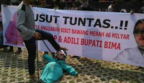 Unjuk rasa warga menuntut penindakan terhadap dugaan korupsi pengadaan bawang oleh Bupati Bima, NTB (dok. KM)