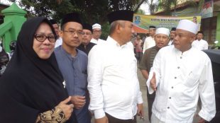 Walikota Bekasi Rahmat Effendi (tengah) dengan Camat Pondok Melati Ika Indah Yati (kiri) usai Subuh Keliling Sabtu 29/7 (dok. KM)