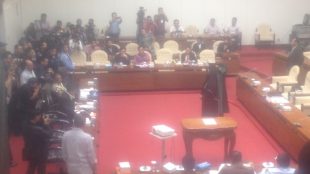 Yulianis disumpah sebelum memberikan kesaksian di hadapan Pansus Angket KPK DPR-RI kemarin, 25/7 (dok. KM)