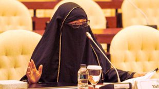 Yulianis saat memberikan kesaksian di hadapan Pansus Angket KPK di DPR, Senin 24/7.