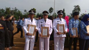 3 kepala desa di kecamatan Sukaraja memamerkan piagam penghargaan yang diraih dalam berbagai kategori (dok. KM)