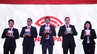 (Ki-Ka): Sales and Marketing Director Kansai Paint Yoshinobu Ihara, Brand Manager Leonardo Batubara, President Director Nauman Malik, GM Sales and Marketing Decorative and Project Div Alan Orchard, Marketing Comercial Manager Elizabeth Tjokro Sutrisno.