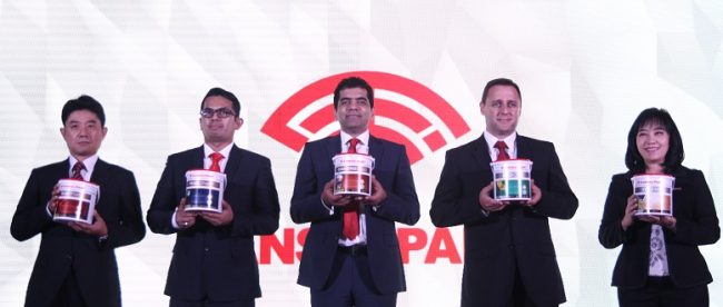 (Ki-Ka): Sales and Marketing Director Kansai Paint Yoshinobu Ihara, Brand Manager Leonardo Batubara, President Director Nauman Malik, GM Sales and Marketing Decorative and Project Div Alan Orchard, Marketing Comercial Manager Elizabeth Tjokro Sutrisno.