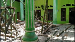 Kubah Masjid Jami Al-Muhajirin Kedaung Leles, Kelurahan Kasemen, Kota Serang, Provinsi Banten Ambruk, ketika tengah diperbaiki secara gotong royong oleh warga setempat. Insiden itu memakan enam korban, satu meninggal lima lainnya luka-luka serius.