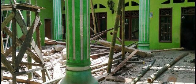 Kubah Masjid Jami Al-Muhajirin Kedaung Leles, Kelurahan Kasemen, Kota Serang, Provinsi Banten Ambruk, ketika tengah diperbaiki secara gotong royong oleh warga setempat. Insiden itu memakan enam korban, satu meninggal lima lainnya luka-luka serius.