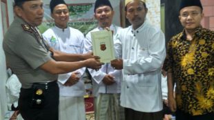 Polisi menyerahkan bantuan dari Kapolresta Bogor Kota untuk pembangunan majelis Riyadlul Shalawat, Kamis 3/8 (dok. KM)